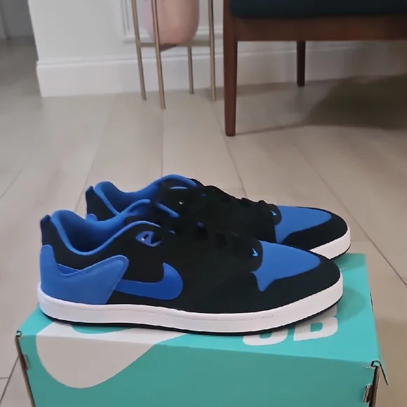 Nike Black and Blue Sneakers Size 11 Mens Shoes - Picture 3 of 6